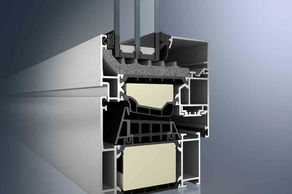 Dwukomorowe pakiety szybowe i termoizolacyjne przekładki w profilach to nowy standard w stolarce aluminiowej (fot. SCHÜCO)
