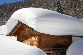 Ile waży śnieg? Świeży puch ma gęstość 30 kg/m3, a topniejący zbity śnieg nawet 400 kg/m3! Zobacz artykuł.