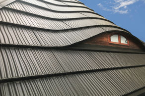 REGLE to stalowy panel dachowy przypominający drewniany gont (fot. KMR)