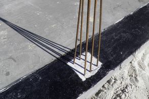 W miejscach, gdzie przewidziane są trzpienie wzmacniające ściany fundamentów lub piwnic powinno się stosować hydroizolacje krystalizujące wewnątrz betonu (fot. KMR)