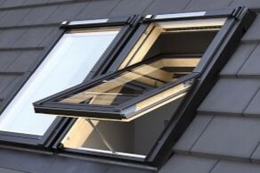 Jak zapewnić zasilanie okien dachowych sterowanych elektrycznie? (fot. FAKRO)