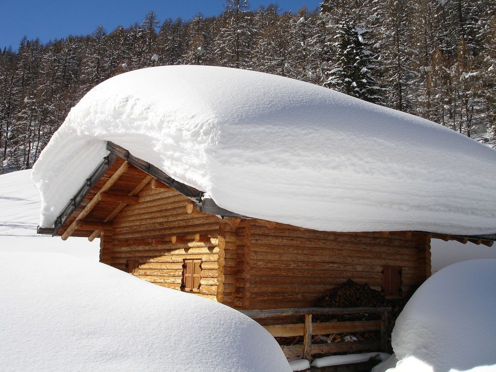 Ile waży śnieg? Jaki wpływ na obciążenia ma struktura pokrywy śnieznej? Zobacz artykuł.