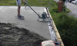 Wygładzenie powierzchni betonu zamyka pory, ułatwiając utrzymanie wilgotności (fot. KMR)
