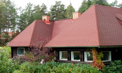 Dachy o skomplikowanej budowie, trójkątne połacie - gonty układa się łatwo na każdym dachu (fot. ICOPAL)