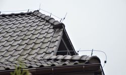 Odgromówkę prowadzi się wzdłuż połaci albo krawędzi dachu i wyprowadza w górę (fot. KMR)