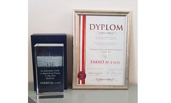 Dyplom i pamiątkowa statuetka z wygrawerowaną dedykacją (fot. FAKRO)