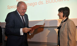Lucyna Olborska (PCA) wręcza nominację Jackowi Michalakowi (SSO) (fot. Robert Korybut-Daszkiewicz)