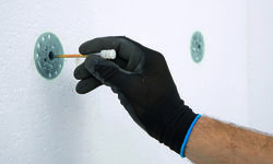 Przy montażu powierzchniowym talerzyk licuje z termoizolacją (fot. SSO)