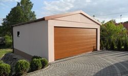 Dwustanowiskowe garaże mogą mieć jedną szeroką bramę albo dwie pojedyncze (fot. NOMAT)