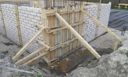 Betonowanie całych fragmentów ścian naraża szalunki na bardzo duże obciążenia rozpychające (fot. KMR)