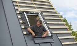 Łatwa instalacja znacznie przyśpiesza prace związane z obróbką okna dachowego (fot. VELUX)