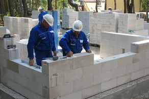 Warto upewnić się, że podczas murowania ścian z betonu komórkowego fachowcy nie popełniają podstawowych błędów (fot. SOLBET)
