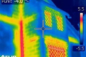 Badanie kamerą termowizyjną pokazuje miejsca największych strat ciepła (fot. Szymon Firląg)