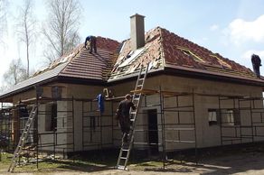 Gdzie ciąć dachówki - na dachu, na rusztowaniu, czy na ziemi? (fot. Michał Widuliński)