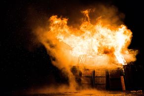 O klasie palności materiałów decyduje równiez to, czy wydzielają dym i płonące krople (fot. Pixabay)