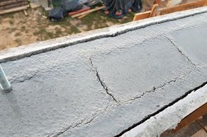 Zapadnięta powierzchnia wieńca to skutek złej gęstości betonu (fot. red.)