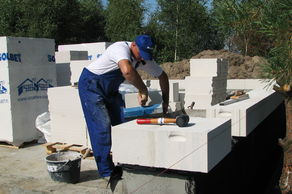 Beton komórkowy jest materiałem niezwykle odpornym na wykonawcze błędy (fot. SOLBET)