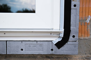 Zewnętrzne taśmy okienne powinny mieć odpowiednio długi okres deklarowanej odporności na UV (fot. AIB)