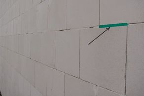 Przewiązanie muru zapewnia prawidłowy rozkład obciążeń skupionych (fot. H+H)