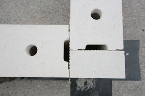 Połówkowe skrajne bloczki w narożniku ściany murowanej z silikatów umożliwiają zachowanie wiązania murarskiego (fot. H+H)