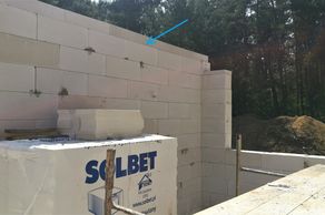 Warstwa wyrównawcza ma za zadanie zapewnić wysokość murów zgodną z projektem (fot. SOLBET)