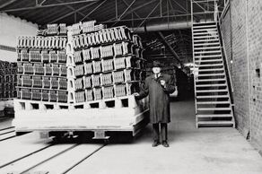 Początki CREATON. Alois Berchtold w swojej fabryce dachówek w Wertingen (fot. CREATON)