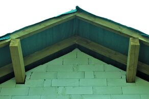 W dachach niewentylowanych folię układa się na zakład (fot. KR)