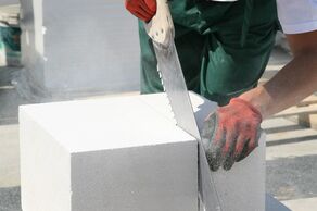 Jakich narzędzi można lub przeciwnie - nie należy używać do cięcia bloczków z betonu komórkowego? (fot. H+H)