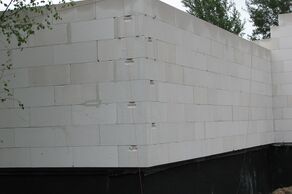 Czy ścianę trójwarstwową można murować na cienkie spoiny? (fot. SOLBET)