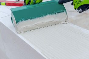 Zimowa zaprawa klejowa umożliwia bezpieczne murowanie ścian podczas przymrozków do -6 stopni (fot. H+H)