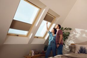 Kupując okno dachowe w zestawie z roletą otrzymujemy w korzystnej cenie gwarancję idealnego dopasowania, poprawnego montażu (fot. FAKRO)