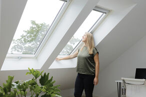 Nowoczesne okna dachowe to niezbędny element udanej modernizacji poddasza (fot. FAKRO)