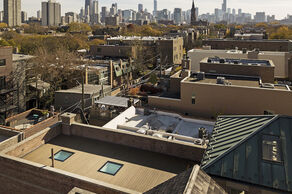 W ciasnej wielkomiejskiej zabudowie idealnie sprawdzają się okna do dachów płaskich DXW (fot. FAKRO)