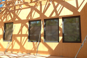 Jakich wkrętów użyć do zamontowania okien w budynku drewnianym CLT? (fot. KLIMAS WKRĘT-MET)