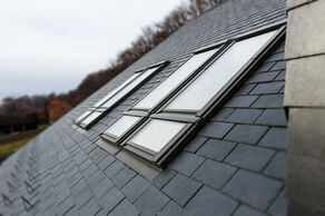 Nowoczesne okna dachowe są energooszczędne, bezpieczne, funkcjonalne i nie tylko zwiększają komfort mieszkania na poddaszu, ale też zwyczajnie je zdobią (fot. FAKRO)