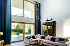 Okna fasadowe INNOVIEW wykonane są z drewna i aluminium, mogą też być presonalizowane, co pozwala na tworzenie unikalnych przeszkleń (fot. FAKRO)