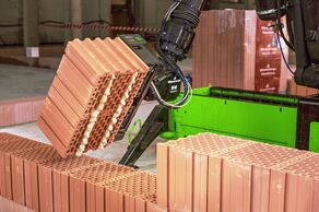 Nowy robot murujący do ścian ceramicznych w systemie Porotherm (fot. wienerberger)
