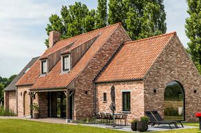 Budynek z cegły z dachem wykonanym z dachówek ceramicznych (fot. WIENERBERGER)