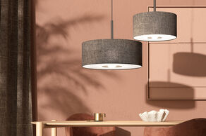 Abażury z tkaniny to rozwiązanie, które naturalnie porządkuje światło we wnętrzu, zarówno w minimalistycznych, jak i klasycznych aranżacjach (fot. Nowodvorski Lighting)