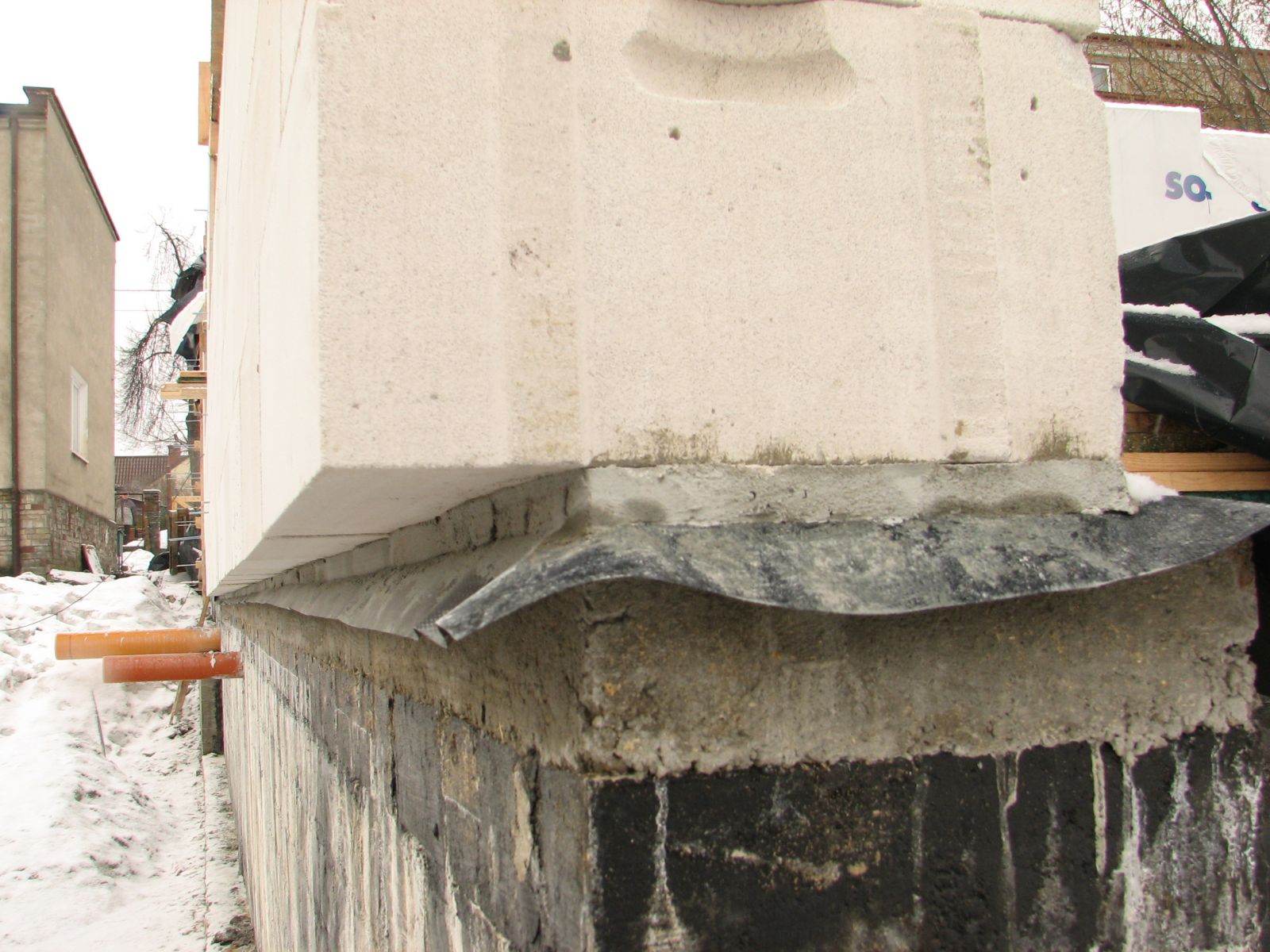 W przypadku ścian z betonu komórkowego, z bloczków o popularnej szerokości 24 cm, nadwieszenie może sięgać 8 cm - pozostałe 16 cm powinno spoczywać na ścianie fundamentowej (fot. SOLBET)