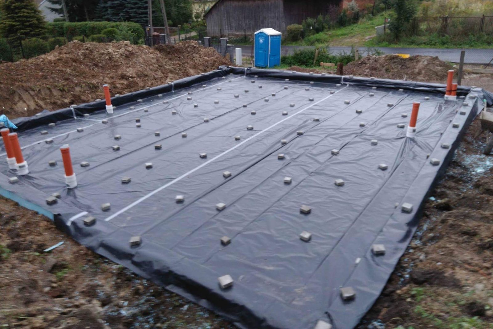 W przypadku fundamentów można też użyć np. kostki betonowej, ale nie powinno się stosować podkładek z cegieł czy betonu komórkowego (fot. EXTRA DOM) 
