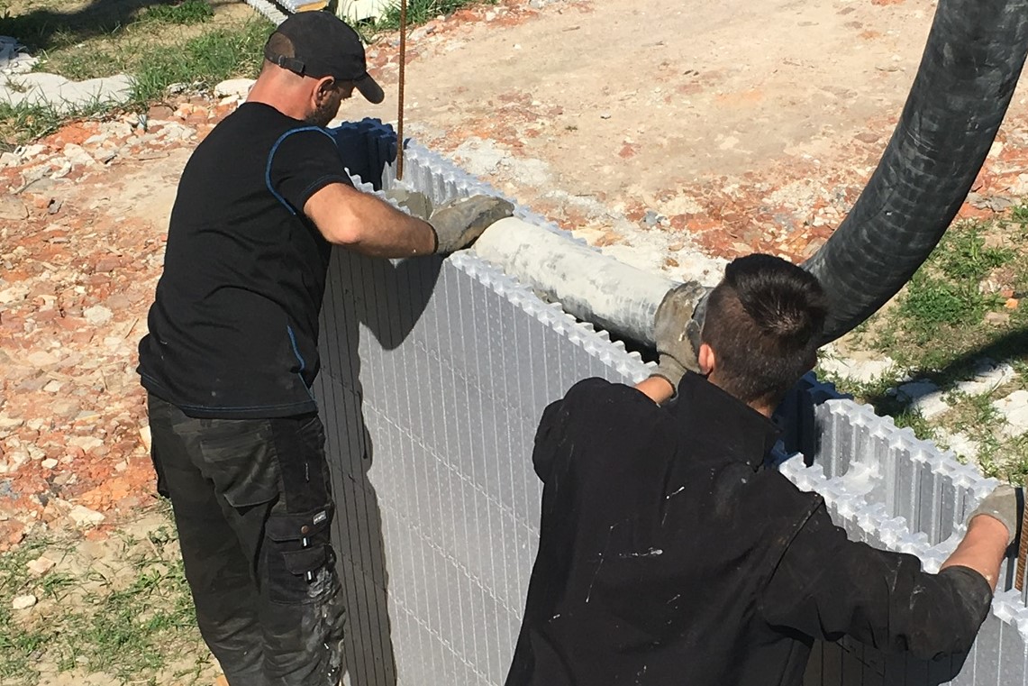 Najlepiej, jeśli rura leży na wierzchu ściany, delikatnie pompując beton w pustkę, ale operatorzy pompy nie muszą się na to godzić (fot. KMR)