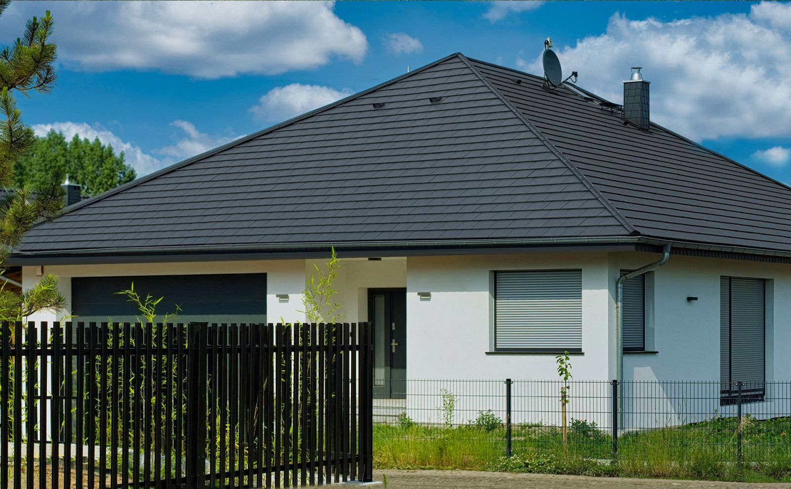 Dachówki cementowe marki CREATON mają specjalną budowę, między innymi rowki kapilarne na całej długości dachówki, które zapobiegają podciąganiu wody (fot. CREATON, na zdjęciu model KAPSTADT)