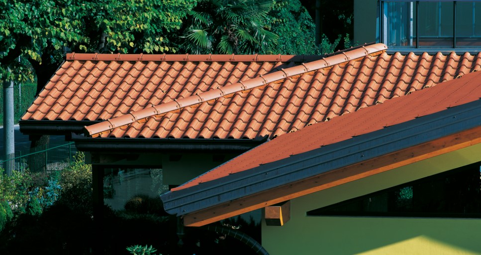 Kształt dachówek esówek (na zdjęciu model SINFONIE) w naturalny sposób wspomaga spływanie wody z połaci, zapobiegając zalewaniu zamków (fot. CREATON)