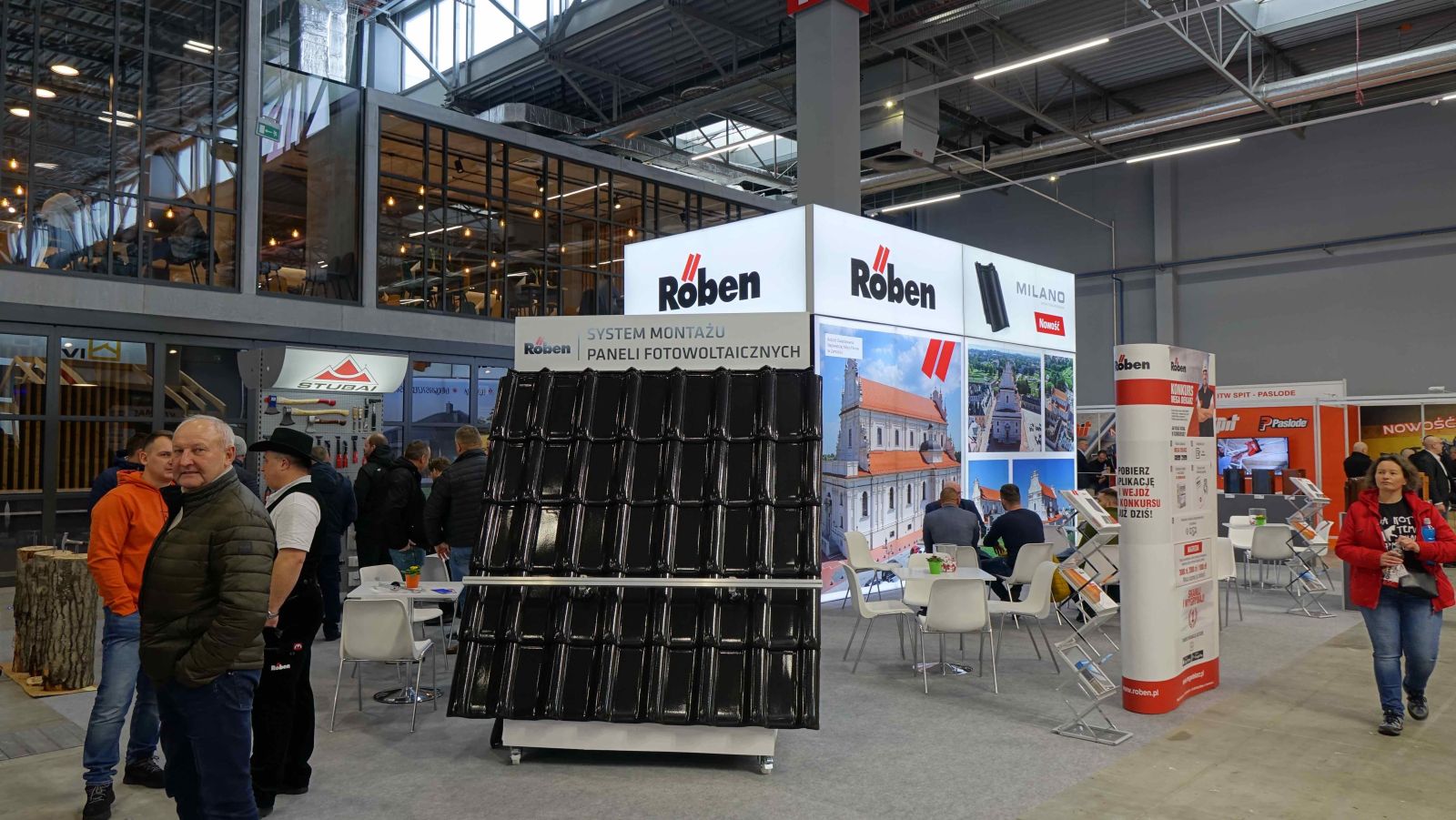 Na stoisku Röben ekspert marki codziennie prowadził prezentację instalacji nowego systemu do montażu paneli fotowoltaicznych i solarnych (fot. RÖBEN)