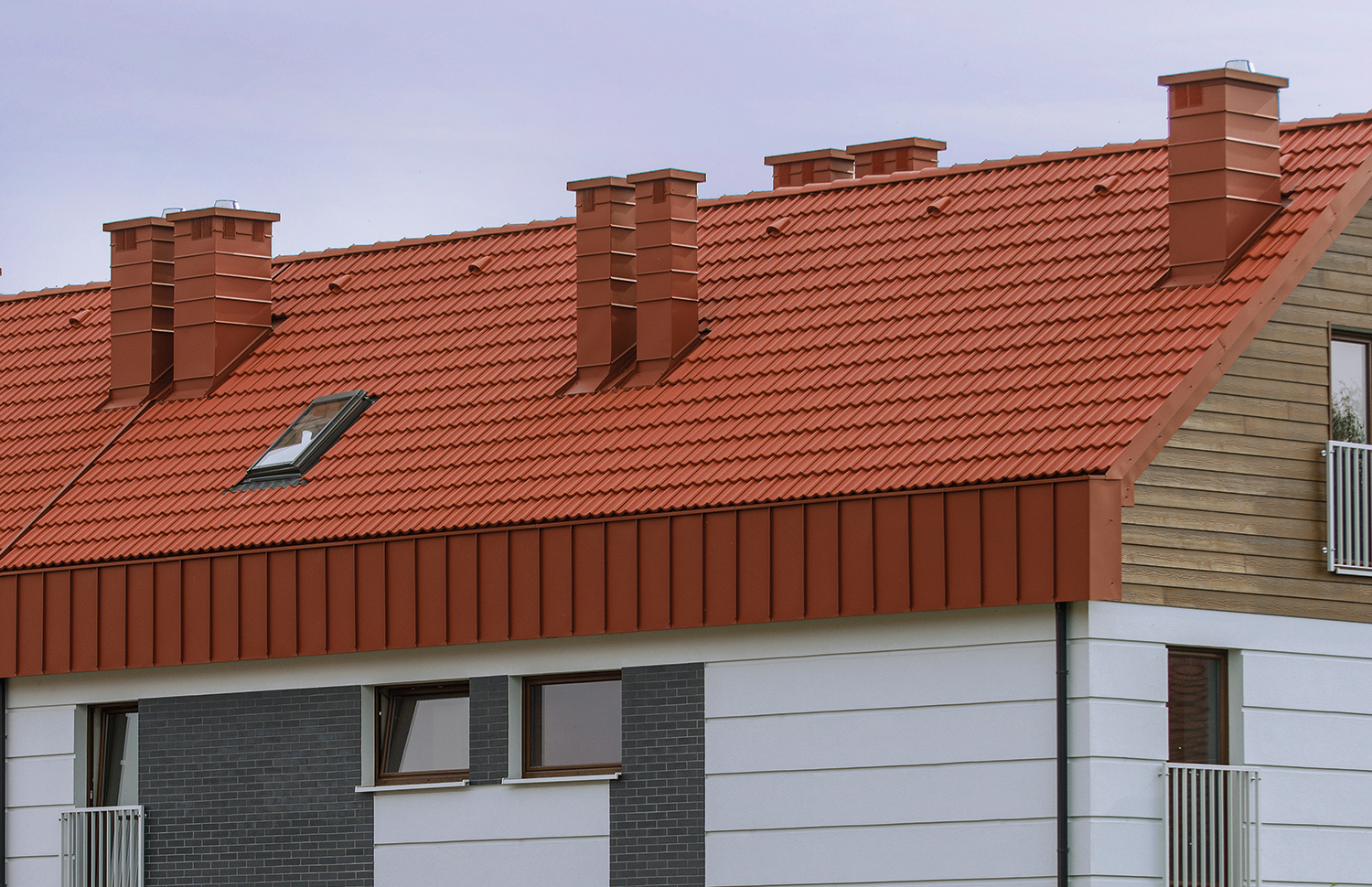 Prosty w budowie dach wykończony dachówką cementową to rozwiązanie przystępne cenowo, a przy tym trwałe i estetyczne (fot. CREATON, na zdjęciu model GÖTEBORG)