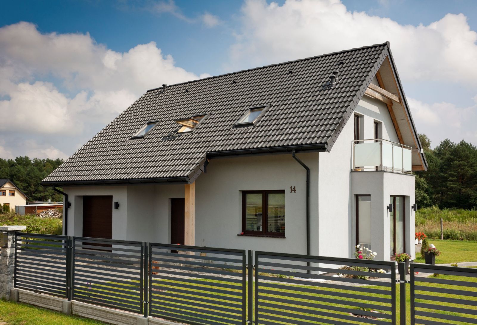 Na zdjęciu: dachówka betonowa Braas Bałtycka, kolor grafitowy (fot. BMI Polska)
