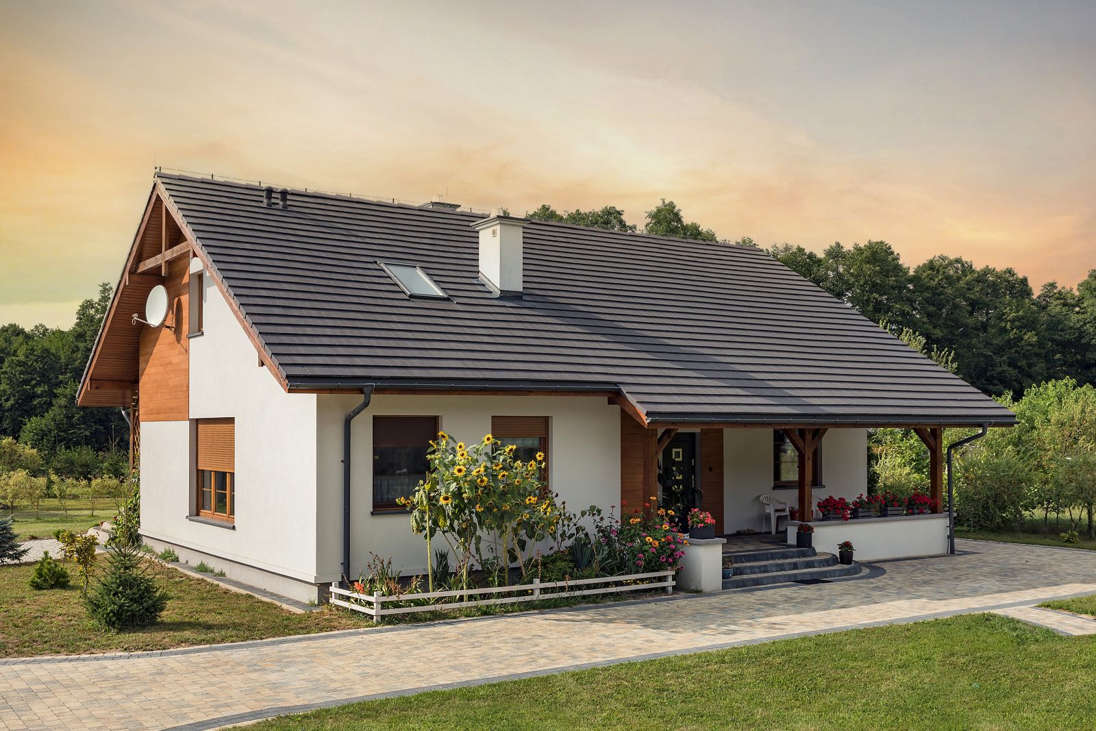 Na zdjęciu: dachówka betonowa Braas Teviva, kolor grafit (fot. BMI Polska)