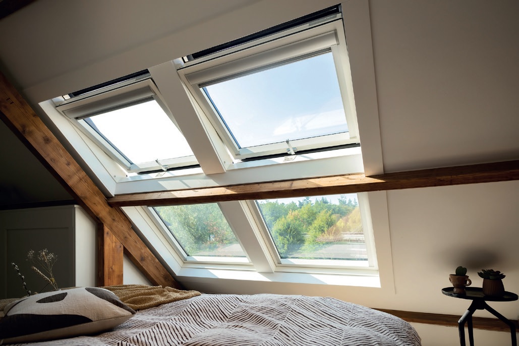 Do sypialni wybrano drewniane okna dachowe FAKRO w kolorze białym (fot. FAKRO)