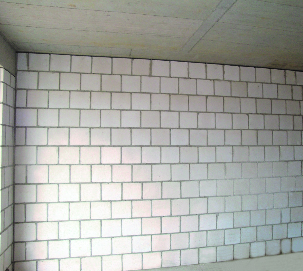 Szczelina między stropem a ostatnią warstwą bloczków ściany działowej zapobiega uszkodzeniom spowodowanym ewentualnym ugięciem stropu podczas eksploatacji (fot. H+H) 
